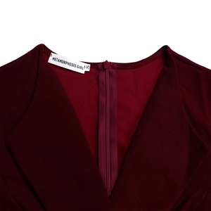 Détail du col en V avec fermeture éclair invisible sur cette robe bordeaux