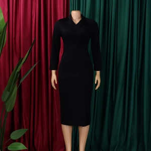 Detail eines eleganten schwarzen Langarmkleides mit einem professionellen Reverskragen-Design