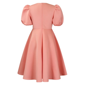 Détail de la robe de soirée rose corail avec manches bouffantes et taille haute