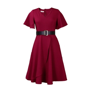 V-Ausschnitt und ausgestellte Ärmel am weinroten A-Linien-Kleid mit Gürtel