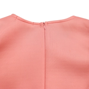 Gros plan du dos d'une robe de soirée rose avec fermeture éclair invisible et couture