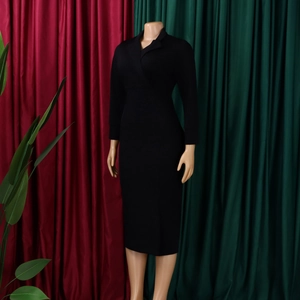 Elegantes schwarzes Langarm-Midikleid mit Reverskragen und schmaler Taillenpassform