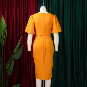 Detailansicht der Rückenschnürung und des Gehschlitzes an diesem orangefarbenen Kleid