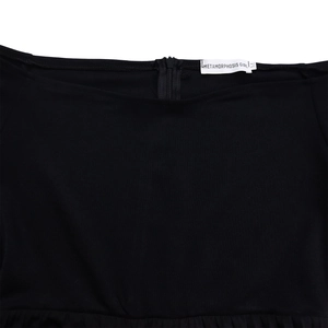 Détail de la fermeture éclair invisible et de l'étiquette sur le combishort noir