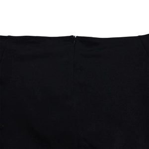 Vue détaillée de la fermeture éclair invisible sur cette combinaison noire plissée