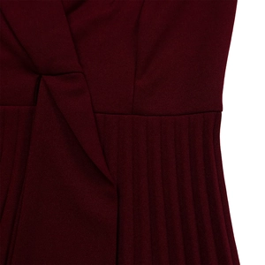 Détail de robe bordeaux avec design noué à la taille et texture plissée élégante du tissu