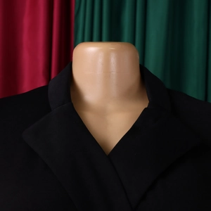 Detailansicht des Reverskragens und der Schulterpartie eines schwarzen Blazer-Kleids