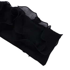 Vue détaillée de la texture du tissu plissé noir avec bordure à volants élégante