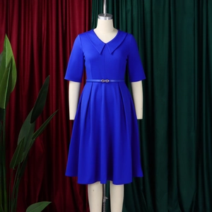 Dettaglio di un vestito blu a maniche corte con colletto Peter Pan e cintura in vita abbinata