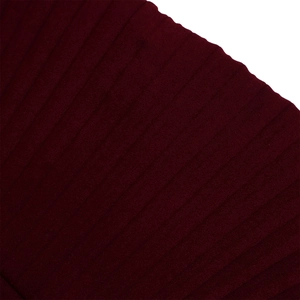 Vue macro de la texture du tissu en maille côtelée bordeaux pour robe grande taille OL