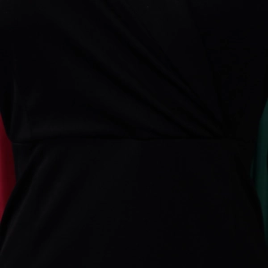 Detailaufnahme eines schwarzen Langarmkleides mit stilvollem Wickel-Design an der Taille