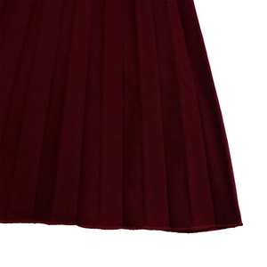 Vue détaillée de la texture plissée bordeaux et de la couture fine de l'ourlet