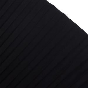 Gros plan sur la texture du tissu plissé noir avec des détails de tissage vertical