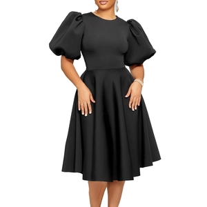 Vue détaillée d'une robe noire à col rond avec manches bouffantes et taille ajustée