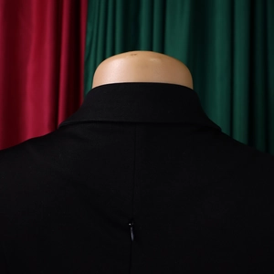Detailaufnahme des Rückens am schwarzen Kleid mit nahtlosem verdecktem Reißverschluss
