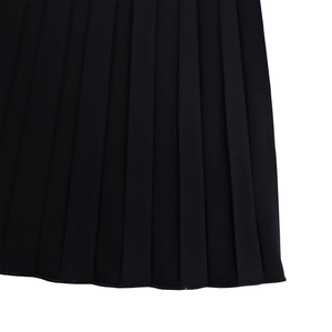 Détail macro du tissu plissé noir avec une couture de qualité sur l'ourlet du vêtement