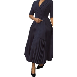 Détail de la robe plissée bleu marine avec col blazer et ceinture à boucle assortie