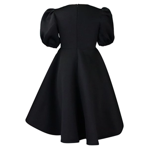 Vue arrière d'une robe noire à manches bouffantes avec fermeture éclair invisible et coupe A