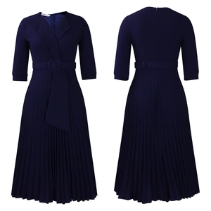 Détail de robe plissée bleu marine avec col en V, ceinture et texture élégante