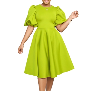 Détail d'une robe vert fluo à manches bouffantes, taille ajustée et jupe évasée en ligne A
