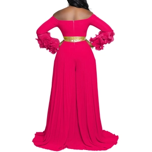 Dos de la combinaison fuchsia à épaules dénudées avec manches à volants et ceinture dorée