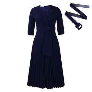 Détail de la ceinture amovible à boucle carrée sur une robe plissée bleu marine