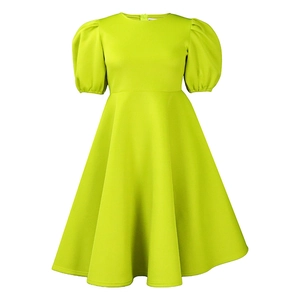 Détail des manches bouffantes et de la taille ajustée d'une robe trapèze vert citron