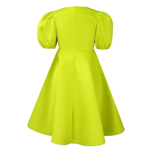 Détail de la robe vert fluo avec manches bouffantes et fermeture éclair invisible au dos