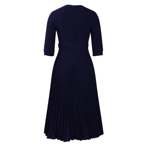 Vue détaillée de la robe plissée bleu marine à manches longues avec ceinture assortie