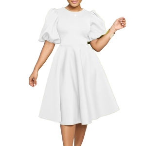 Vue détaillée d'une robe blanche élégante avec manches bouffantes et taille en A