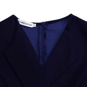Gros plan du col en V avec fermeture éclair invisible sur robe bleu foncé