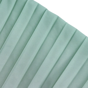 Vista dettagliata del tessuto plissettato verde menta con fine trama verticale e finitura opaca