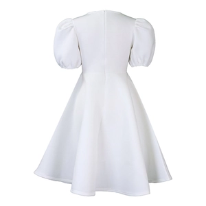 Détail d'une robe blanche à manches bouffantes et jupe trapèze à taille haute chic