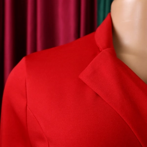 Detailansicht des eleganten roten Kleid-Revers und der hochwertigen Stoffstruktur