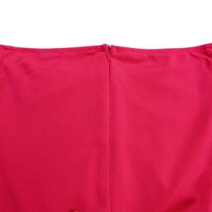 Détail de la fermeture éclair invisible et du tissu côtelé de la combinaison rose