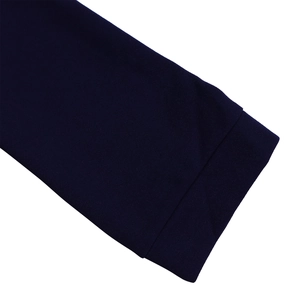 Détail des poignets aux coutures soignées sur une robe plissée bleu marine élégante