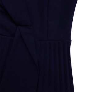 Vue détaillée d'une robe plissée bleu indigo montrant la texture du tissu et les coutures