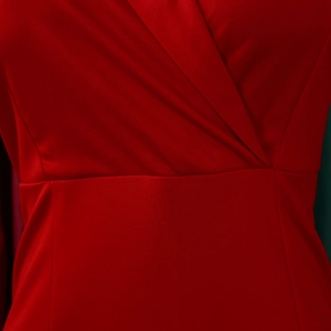 Detailansicht des tiefroten V-Ausschnitts und der Taillennaht bei einem Langarmkleid