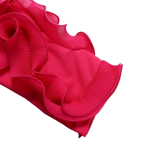 Détail de volants plissés rose rouge et texture du tissu sur la combinaison