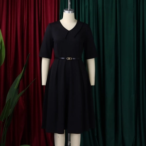 Dettaglio vestito nero linea A con colletto Peter Pan e cintura con fibbia dorata