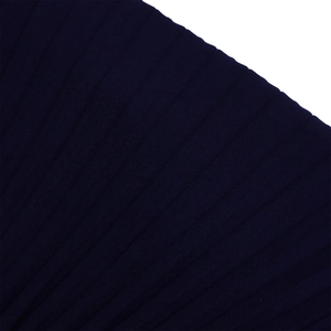Vue macro détaillée de la texture du tissu en mousseline plissée bleu marine foncé
