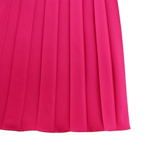 Vue macro du tissu en mousseline plissée rose vif avec coutures fines sur la combinaison