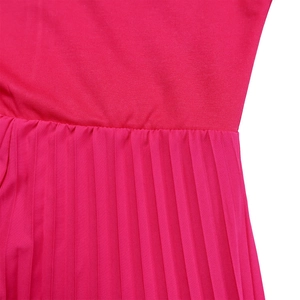 Détail de la combinaison fuchsia à épaules dénudées avec texture plissée et couture précise
