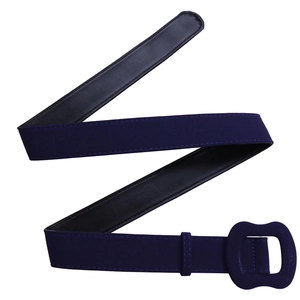 Détail d'une large ceinture violette foncée avec texture en daim et boucle recouverte de tissu