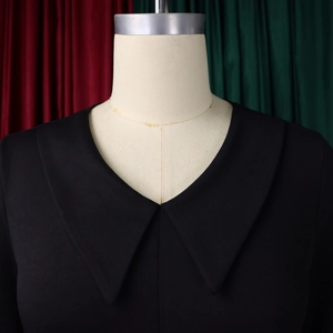 Dettaglio del colletto classico a bavero nero con trama in tessuto a maglia di alta qualità