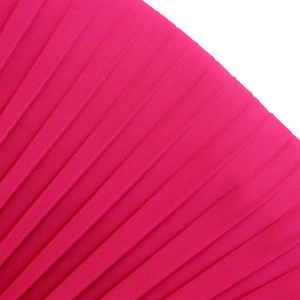 Détail macro du tissu plissé rouge rose sur une combinaison à épaules dénudées