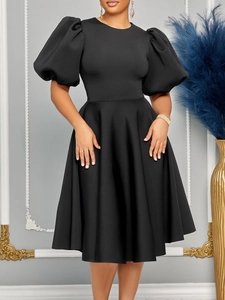 Robe élégante noire ligne A avec manches bouffantes et taille haute cintrée