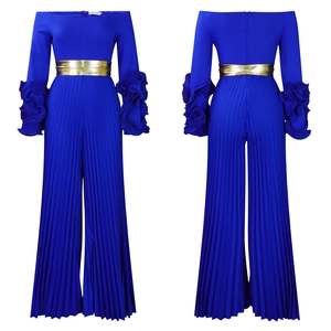 Détail de la combinaison bleu roi avec manches à volants et ceinture dorée en métal