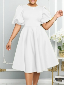 Robe de soirée évasée blanche élégante avec manches bouffantes et taille haute