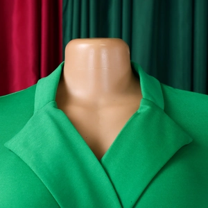 Detailansicht des Reverskragens und der Köperbindung am grünen eleganten Blazer Kleid